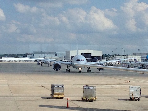 United 787 at IAH.jpg